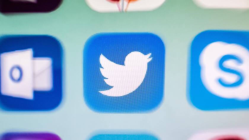 November 24, 2021, Barcelona, Catalonia, Spain: In this photo illustration a close-up of an Twitter app icon seen displayed on a smartphone screen Barcelona Spain - ZUMAd159 20211124_zia_d159_156 Copyright: xThiagoxPrudenciox