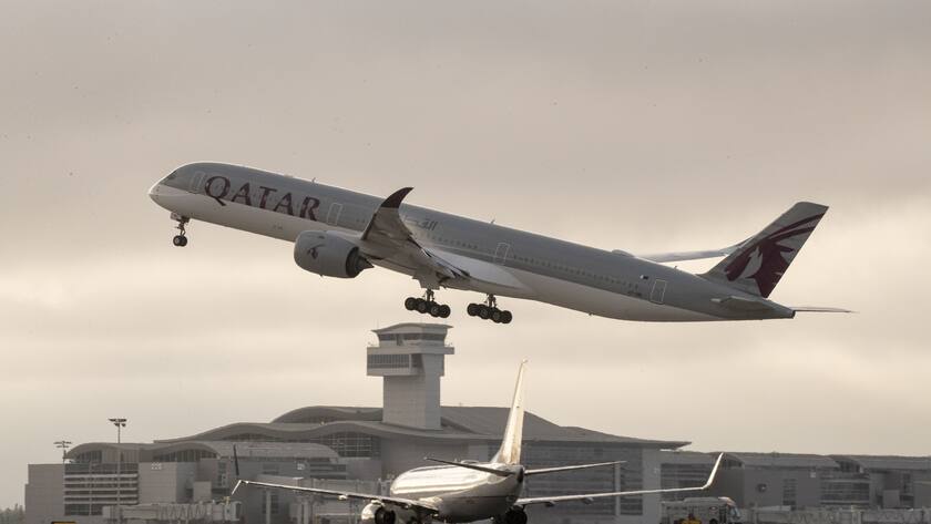epaselect epa09999915 Qatar Airways Airbus A350-1041 takes off from the Los Angeles Airport in Los Angeles, California, USA, 06 June 2022. EPA/ETIENNE LAURENT