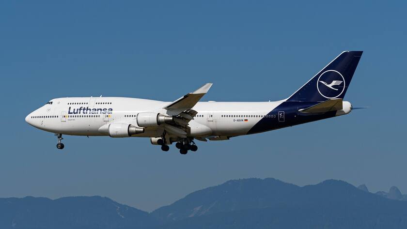 September 10, 2022, Richmond, British Columbia, Canada: A Lufthansa Boeing 747-400 jetliner D-ABVM airborne on final approach for landing at Vancouver International Airport. Richmond Canada - ZUMAs202 20220910_zap_s202_021 Copyright: xBaynexStanleyx