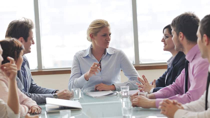 Meeting im Konferenzraum, Chefin leitet die Sitzung.