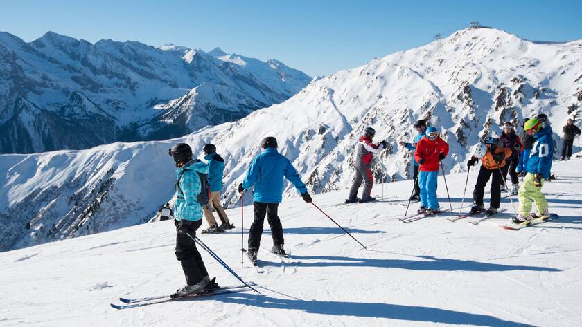 Skifahrer und Snowboarder im Zillertal in Tirol: Die obligatorische Unfallversicherung übernimmt die Kosten der Heilbehandlungen innerhalb der EU oder EFTA.