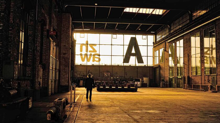 Ein Blick von innen in die ZHAW in Winterthur – meist sieht man das Gebäude von aussen, wenn man mit dem Zug in den Bahnhof einfährt oder aus ihm herausfährt.