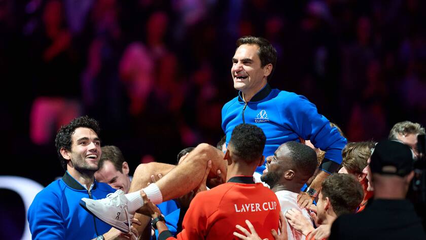 Tennis: Laver Cup, Sep 23, 2022 London, United Kingdom Roger Federer is hoisted after his Laver Cup Tennis match. Mandatory Credit: Peter van den Berg-USA TODAY Sports, 24.09.2022 00:55:04, 19098549, tennis, Roger Federer PUBLICATIONxINxGERxSUIxAUTxONLY Copyright: xPeterxvanxdenxBergx 19098549
