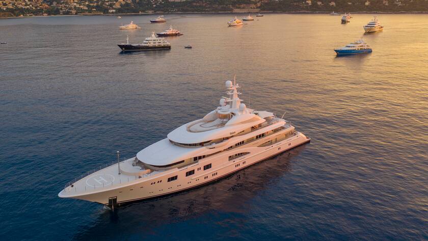 Luftaufnahme der 85 Meter langen Motorjacht Valerie