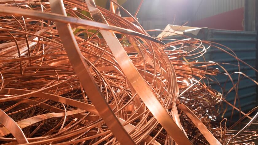 Kupferbänder in einer Recycling-Fabrik.