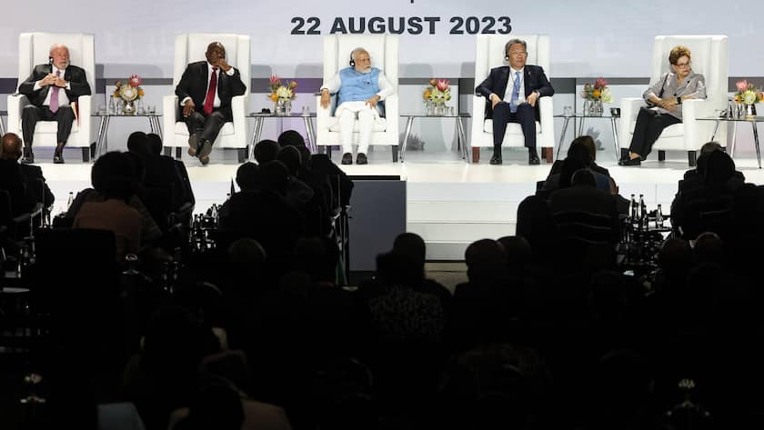 Brasiliens Lula, Südafrikas Cyril Ramaphosa und Indiens Narendra Modi an einer Diskussion mit Chinas Handelsminister Wang Wentao und Dilma Rousseff, der Präsidentin der New Development Bank.