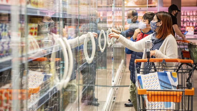 Der M-Check im Check Eine Familie beim Einkaufen im Migros Lebensmittelladen anlaesslich der Wiedereroeffnung des Hertizentrums mit 17 Geschaeften, am Donnerstag, 15. Oktober 2020, in Zug. Im Kanton Zug besteht seit letzten Samstag eine Maskenpflicht in Geschaeften und fuer das Personal von Restaurants. (KEYSTONE/Urs Flueeler)