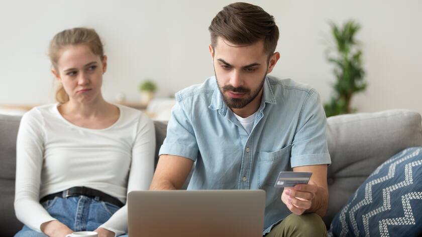 Unzufriedene Kunden vor Computer