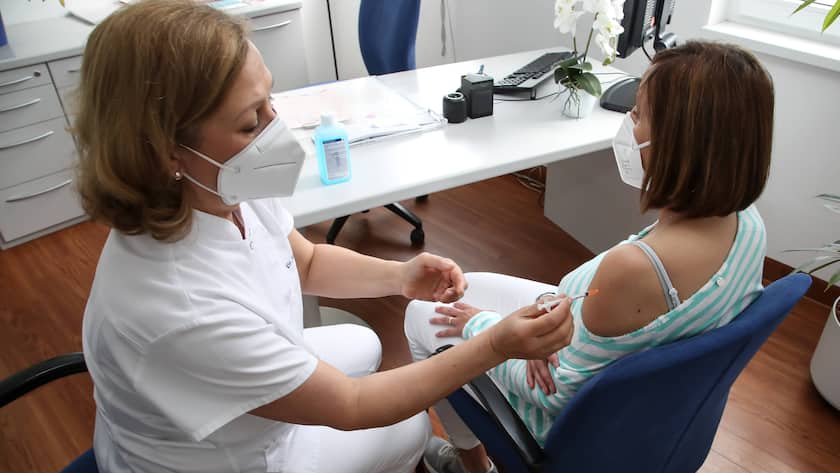 Corona-Impfung mit dem Pfizer-Impfstoff: Verschiedene Pharmafirmen kämpfen um die mRNA-Technologie.