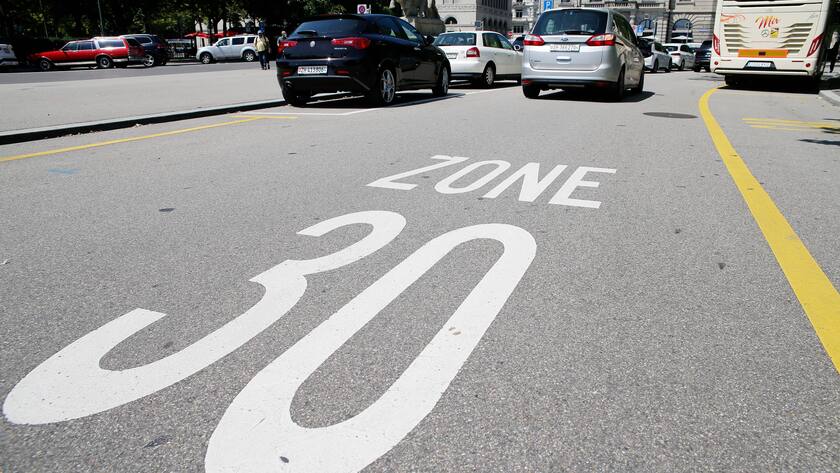 Foto Manuel Geisser 19.07.2021 Zürich : Strassenverkehr Tempo 30 Zone Stadt Zürich *** photo Manuel Geisser 19 07 2021 Zurich road traffic speed 30 zone city Zurich