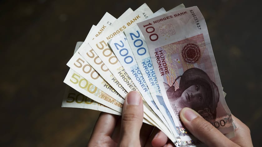 Eine Person haelt Norwegische Kronen, die Waehrung des Koenigreich Norwegen in den Haenden, 13.07.2015. Ulvik Norwegen PUBLICATIONxINxGERxSUIxAUTxONLY Copyright: xThomasxTrutschelx