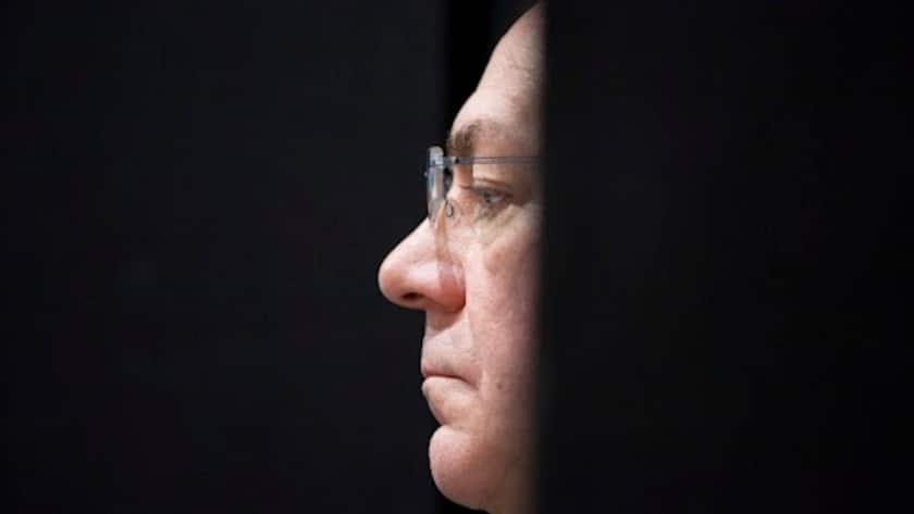 Porträt von Axel Weber im Profil, der aus dem Dunkel auftaucht.