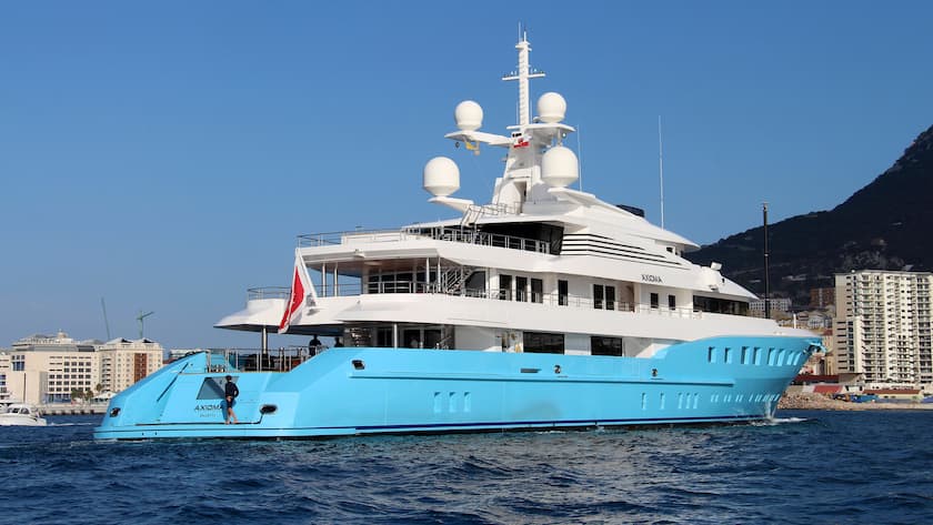 72,5 Meter lange Superyacht AXIOMA bei der Ankunft in Gibraltar.