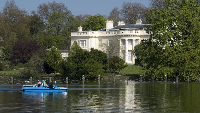 Blick übers Wasser auf das Anwesen The Holme im Regent's Park.