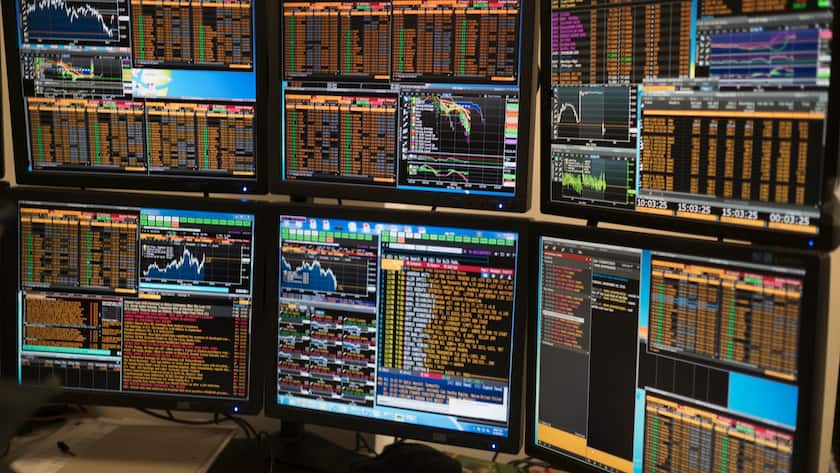 Sechs grosse Bildschirme mit dem Börsengeschehen.