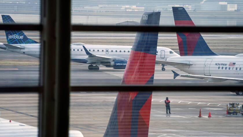 Eine Computerpanne bei der FAA legte am 11. Januar 2023 den Flugverkehr in den USA lahm. Die Flieger blieben am Boden, wie hier am Ronald Reagan Washington National Airport.