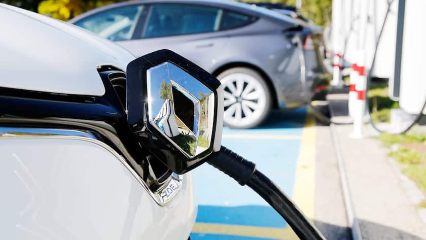 Renault Zoe Electric an einer Ladestation.
