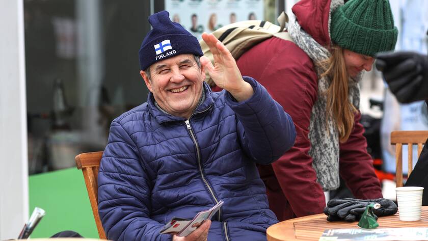 March 19, 2023, Helsinki, Uusimaa, Finland: Green League Vihreat party member distribute leaflets. The Parliamentary Elections of 2023 in Finland will be held on Sunday 2 April 2023. Party candidates held election campaigns in the center of Helsinki, in front of Kamppy Shopping Center at Narinkka Square. Helsinki Finland - ZUMAs197 20230319_zab_s197_027 Copyright: xTakimotoxMarinax