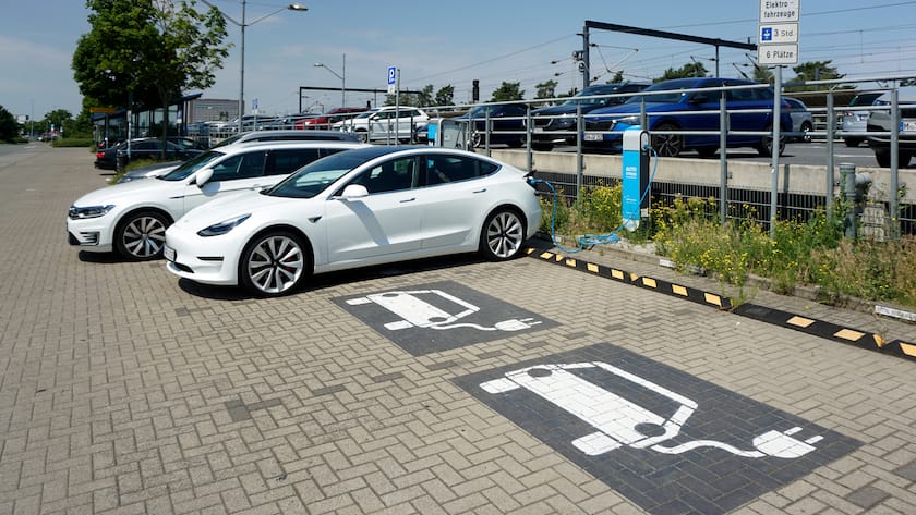 16.07.2020, Wolfsburg in Niedersachsen, Stromtankstelle für E-Autos am Bahnhof-Parkplatz 16.07.2020, Wolfsburg 16.07.2020, Wolfsburg *** 16 07 2020, Wolfsburg in Lower Saxony, Electricity filling station for E cars at the station Parking lot 16 07 2020, Wolfsburg 16 07 2020, Wolfsburg