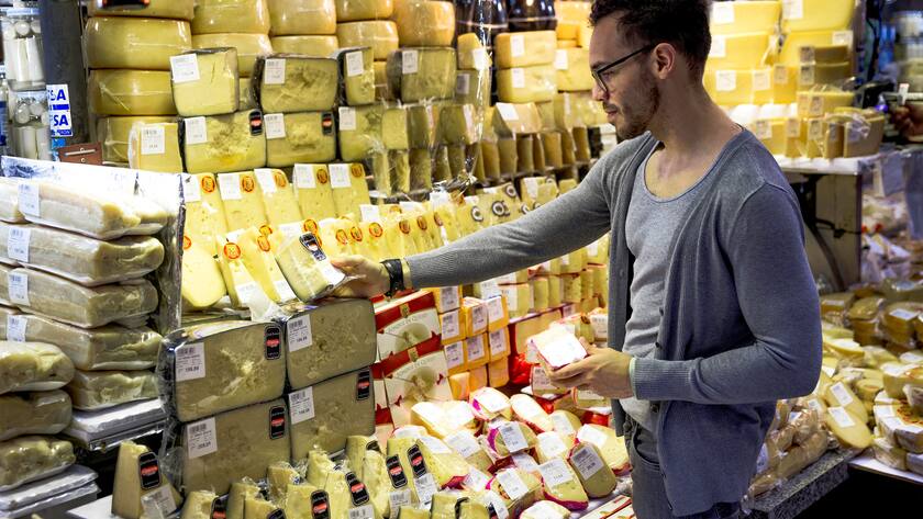 Junger Mann an einem Marktstand in Sao Paulo, Brasilien