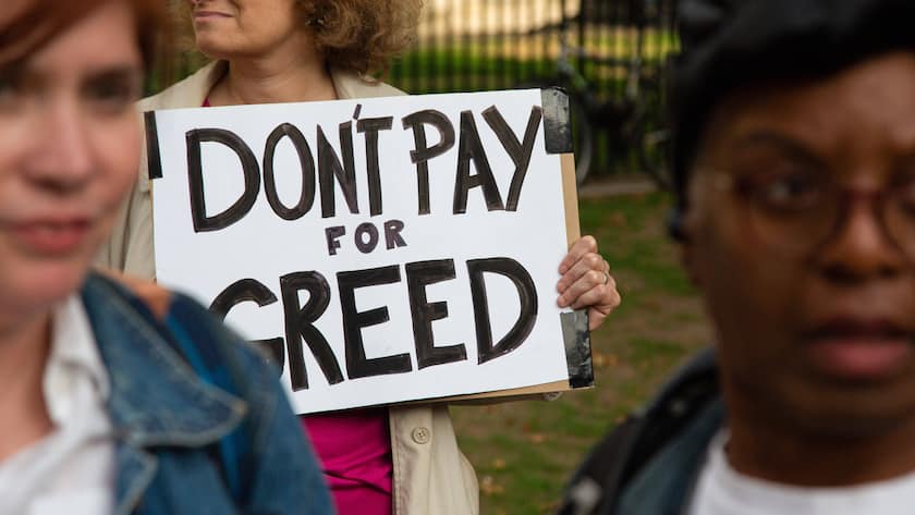 September 5, 2022, London, United Kingdom: A protester holds up a placard that says Don t pay for Greed during a Don t Pay demonstration. Don t Pay protest is encouraging supporters to cancel their direct debit payments to energy companies en masse on October 1. London United Kingdom - ZUMAs197 20220905_zaa_s197_201 Copyright: xThaboxJaiyesimix