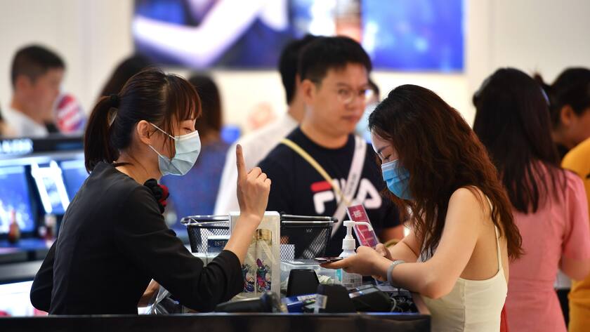 Touristen in einem Duty-Free-Shop in Haikou der Hauptstadt der Hainan Provinz in China.