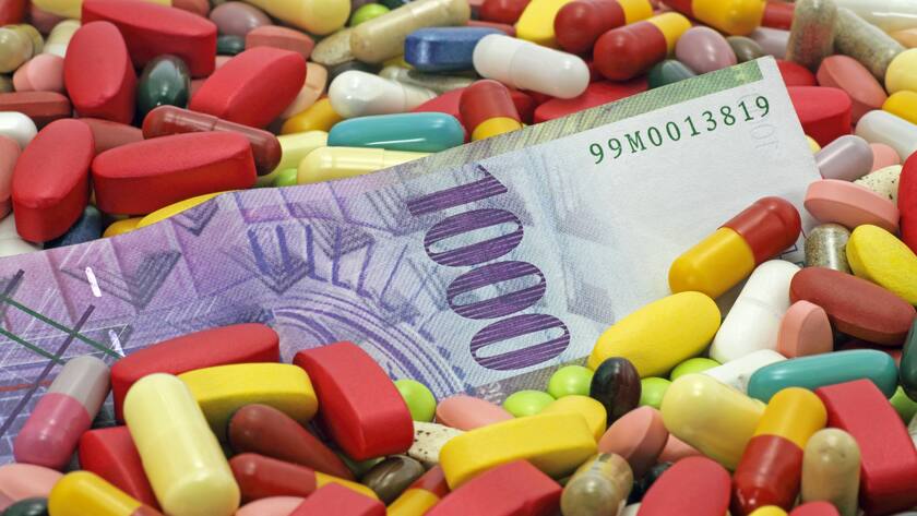 Schweizerfranken mit Tabletten