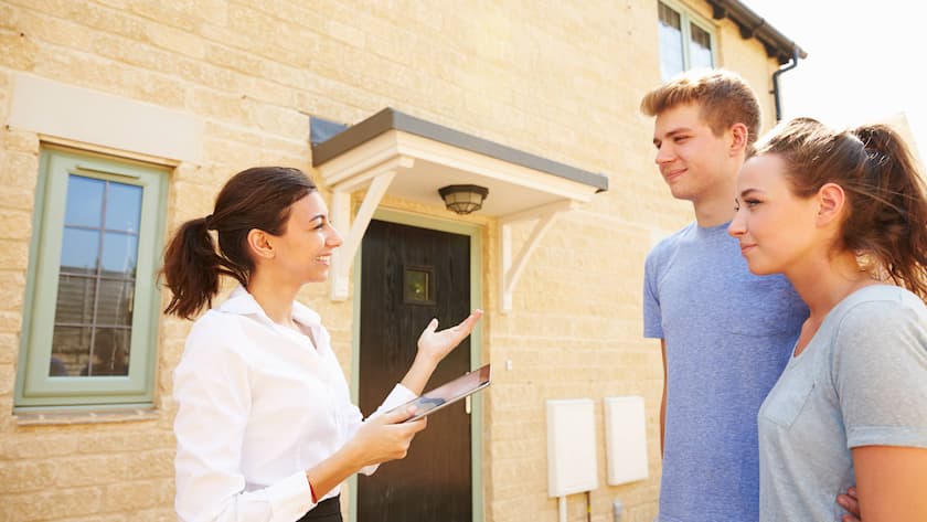 Ein junges Paar kauft sich ein Haus – für die meisten weiterhin nur ein Traum.