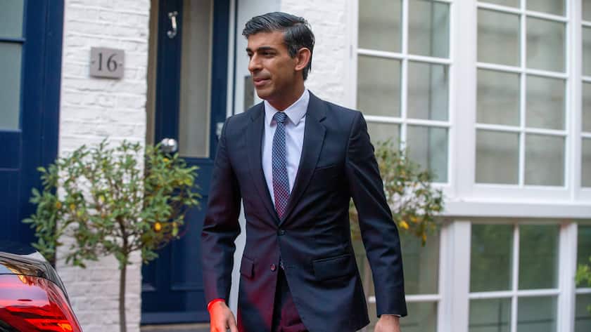 October 24, 2022, London, England, United Kingdom: Former Chancellor of the Exchequer and Conservative Party leadership candidate RISHI SUNAK is seen leaving his house. London United Kingdom - ZUMAs262 20221024_zip_s262_009 Copyright: xTayfunxSalcix