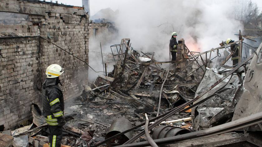 Zwei Feuerwehrpersonen in einem zerstörten Gebäude in Dnipro, Ukraine.