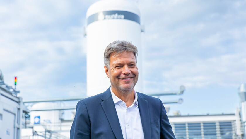 Sunfire ist ein weltweit führendes Elektrolyse-Unternehmen Bundeswirtschaftsminister Habeck und Sachsens Wirtschaftsminister Dulig übergeben Förderbescheid über 162 Mio. Euro für den Aufbau einer industriellen Fertigung von Elektrolyseuren in Sachsen.