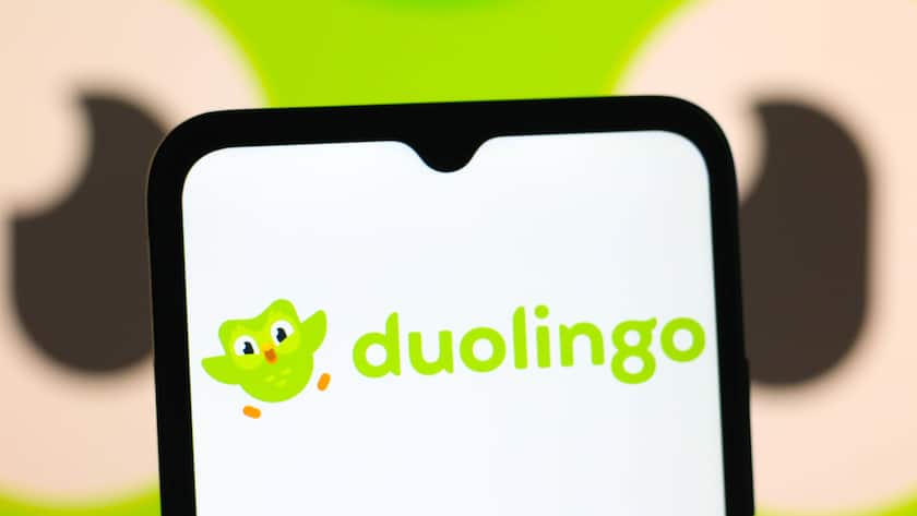 Nutzen Sie Duolingo? Photo illustration in Canada - 27 Feb 2025 In this photo illustration, the Duolingo logo is seen displayed on a smartphone screen. Canada Copyright: xThomasxFullerx/xSOPAxImagesx TFSPI_27022025-5010