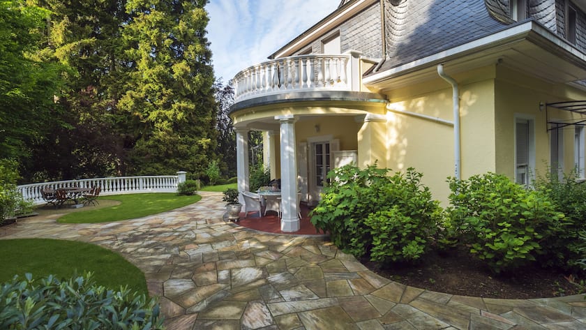 Ansicht einer Villa mit Garten: Ein Haus im Grünen bleibt für viele ein Traum.