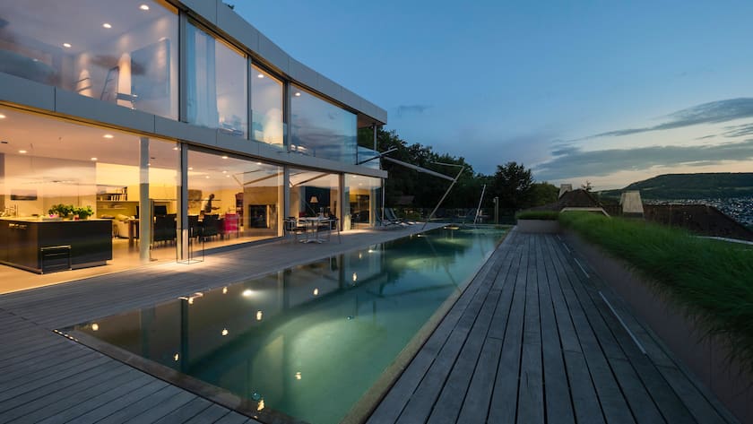 Switzerland, lighted modern villa at dusk with terrace and pool in the foreground model released Symbolfoto property released PUBLICATIONxINxGERxSUIxAUTxHUNxONLY LAF02080