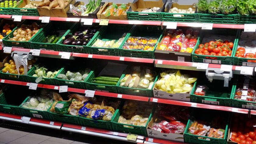 Supermarkt Detailhandel. Bild : Gestelle voller frischem Gemüse im Denner.