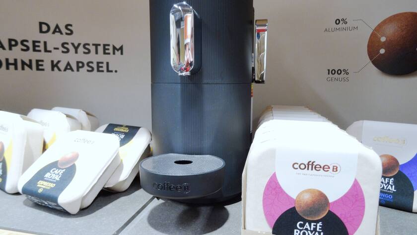 Foto Manuel Geisser 19.02.2023 Detailhandel. Bild : Migros Coffee B Kaffeemaschine. *** Photo Manuel Geisser 19 02 2023 retail trade picture Migros Coffee B coffee machine