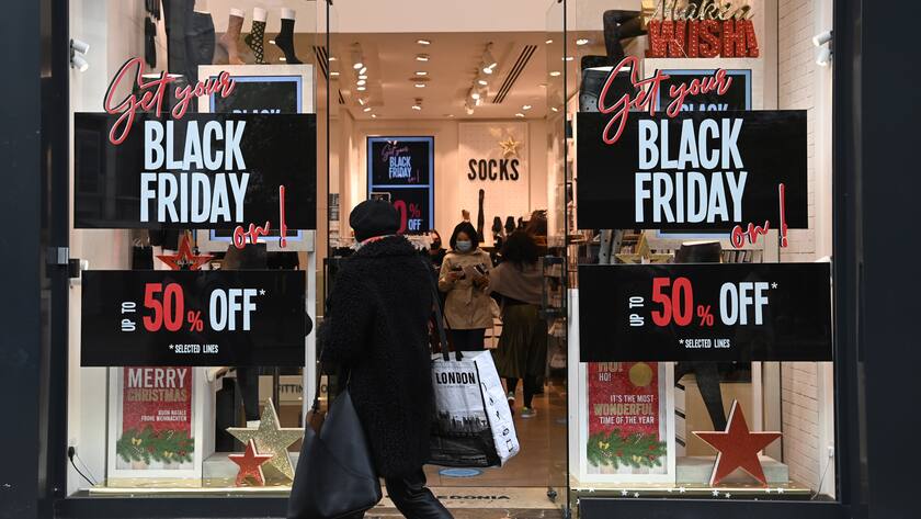 epa09605215 Black Friday shoppers on Oxford Street in London, Britain, 26 November 2021. Black Friday is the Friday following Thanksgiving in the United States, when stores offer discounts as the day marks the unofficial beginning of the Christmas shopping season. EPA/FACUNDO ARRIZABALAGA