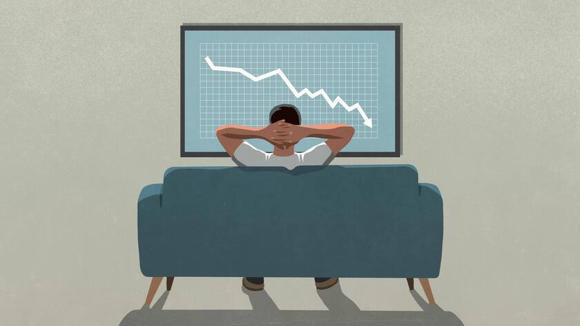 Man on sofa watching stock market decline on TV PUBLICATIONxINxGERxSUIxAUTxONLY Copyright: MaltexMueller fStopImages1902027