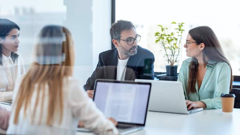 Geschäftsfrauen und Geschäftsmann diskutieren im Sitzungssaal im Büro