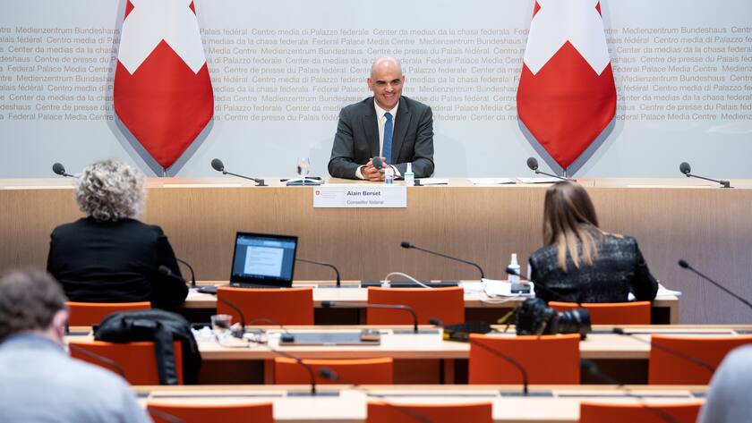 Bundesrat Alain Berset spricht an einer Medienkonferenz ueber Covid 19 Massnahmen, am Mittwoch, 19. Januar 2021, in Bern. (KEYSTONE/Peter Schneider)