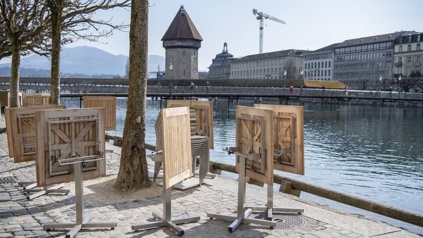 Die vielen Restaurants an der Reuss in der Altstadt Luzern sind wegen des Coronaviruns bis auf weiteres geschlossen, dies am Dienstag, 17. Maerz 2020 in Luzern. (KEYSTONE/Urs Flueeler).