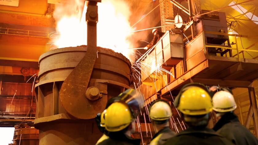 Stahlproduktion in einem Stahlwerk.