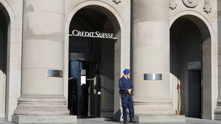Bank Credit Suisse wird von einem Security bewacht.