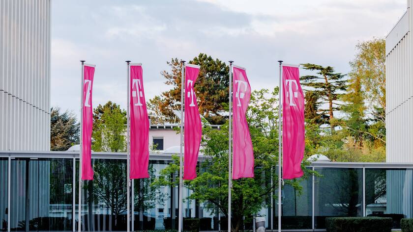 Das Deutsche Telekom Logo auf mehreren Fahnen vor der Konzernzentrale in der Friedrich Ebert Allee in Bonn.