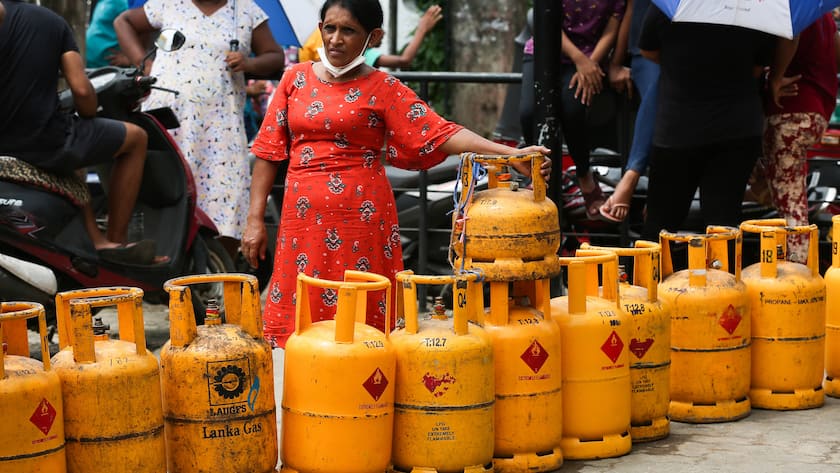 Economic Crisis In Sri Lanka. People wait to buy Liquefied Petroleum Gas LPG cylinders in Nawagamuwa near Colombo, Sri Lanka on June 18, 2022 Colombo western Sri Lanka PUBLICATIONxNOTxINxFRA Copyright: xPradeepxDambaragex originalFilename: dambarage-economic220618_npnEo.jpg