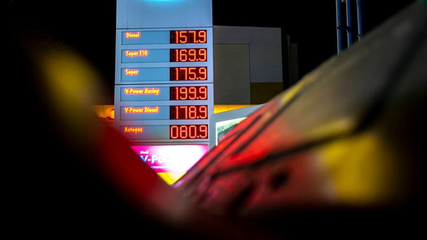 Deutschland, Berlin am 27.10.2021: Anzeige der hohen Benzin und Diesel Preise an einer Shell Tankstelle am Abend. *** Germany, Berlin on 27 10 2021 Display of high petrol and diesel prices at a Shell petrol station in the evening