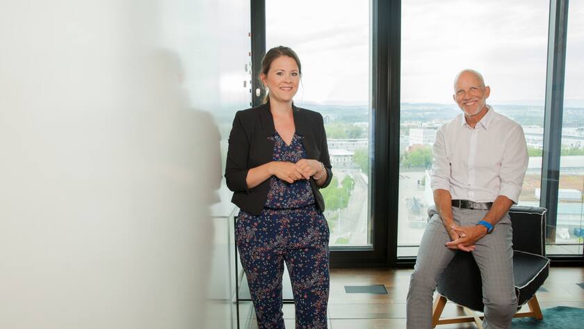 Sie treiben den Veränderungsprozess bei PostFinance voran: Taru Koch, Leiterin Staffing und Dieter Kramer, Streamlead Skills.