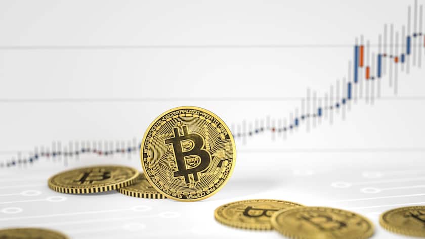 3D-Computergrafik, Bitcoin-Muenzen vor einem Kurs-Chart 3D computer graphic, bitcoin coins against a stock chart in the background BLWS525398 Copyright: xblickwinkel/McPHOTO/M.xGannx