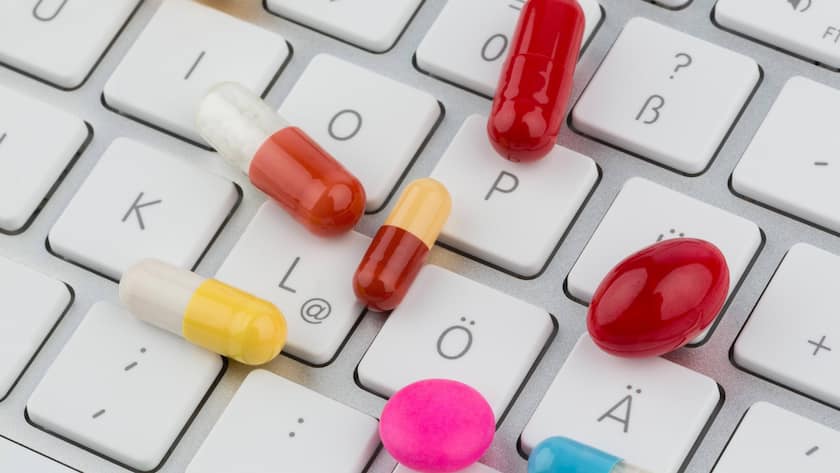 Kaufen Sie Medikamente online ein? bunte Tabletten auf einer Tastatur, Freisteller colourful pills on a keyboard, cutout BLWS677852 *** Bunte Tablets at a Keyboard, Exempt from charges COLOURFUL Pills ON a keyboards, Cutout BLWS677852 Copyright: xblickwinkel/McPHOTO/BilderBoxx