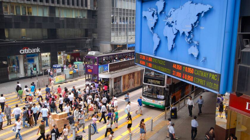 Bushaltestelle und Fussgaengerueberweg in Hongkong, Hongkong busstop and crosswalk in Hong Kong, Hong Kong BLWS649477 *** Bus stop and crosswalk in Hong Kong, Hong Kong busstop and crosswalk in Hong Kong, Hong Kong BLWS649477 Copyright: xblickwinkel/McPHOTO/B.xLeitnerx